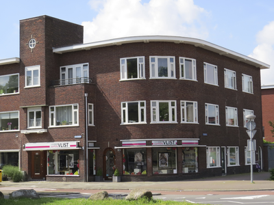 908661 Gezicht op het winkelhoekpand Croeselaan 341 (en 343) te Utrecht, met rechts de Heycopstraat.N.B. bouwjaar: ...